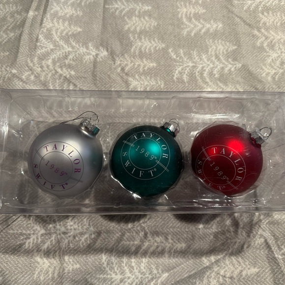 Taylor Swift 1989 Ornament Set - Picture 2 of 2
